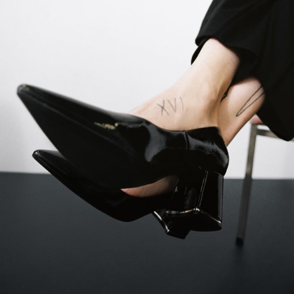 ZARA PATENT FINISH WIDE HEEL SHOES
BLACK SIZE 9/TACONES DE PATENTE NEGROS